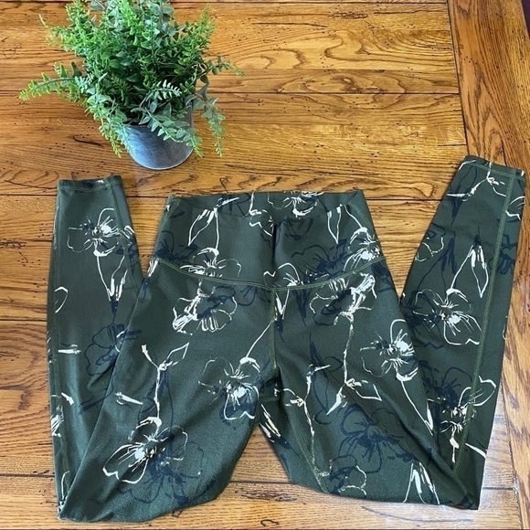 HIGH-WAISTED Olive Printed PowerHold Legging Med. - Picture 2 of 6